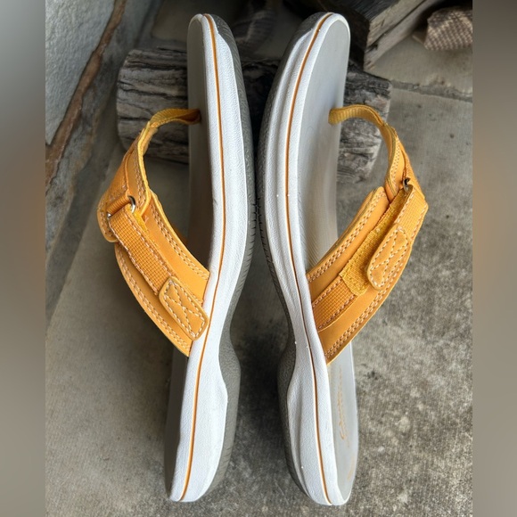 Clarks Cloud steppers Sport thong sandal in vibrant YellowFlip-Flops Sz- 8. O - Picture 9 of 12